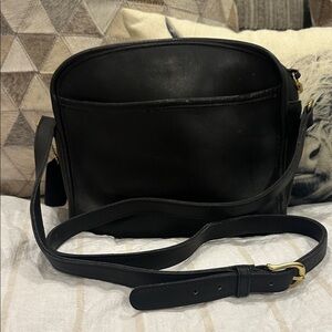 Vintage Coach Elegant Black Leather Crossbody Bag